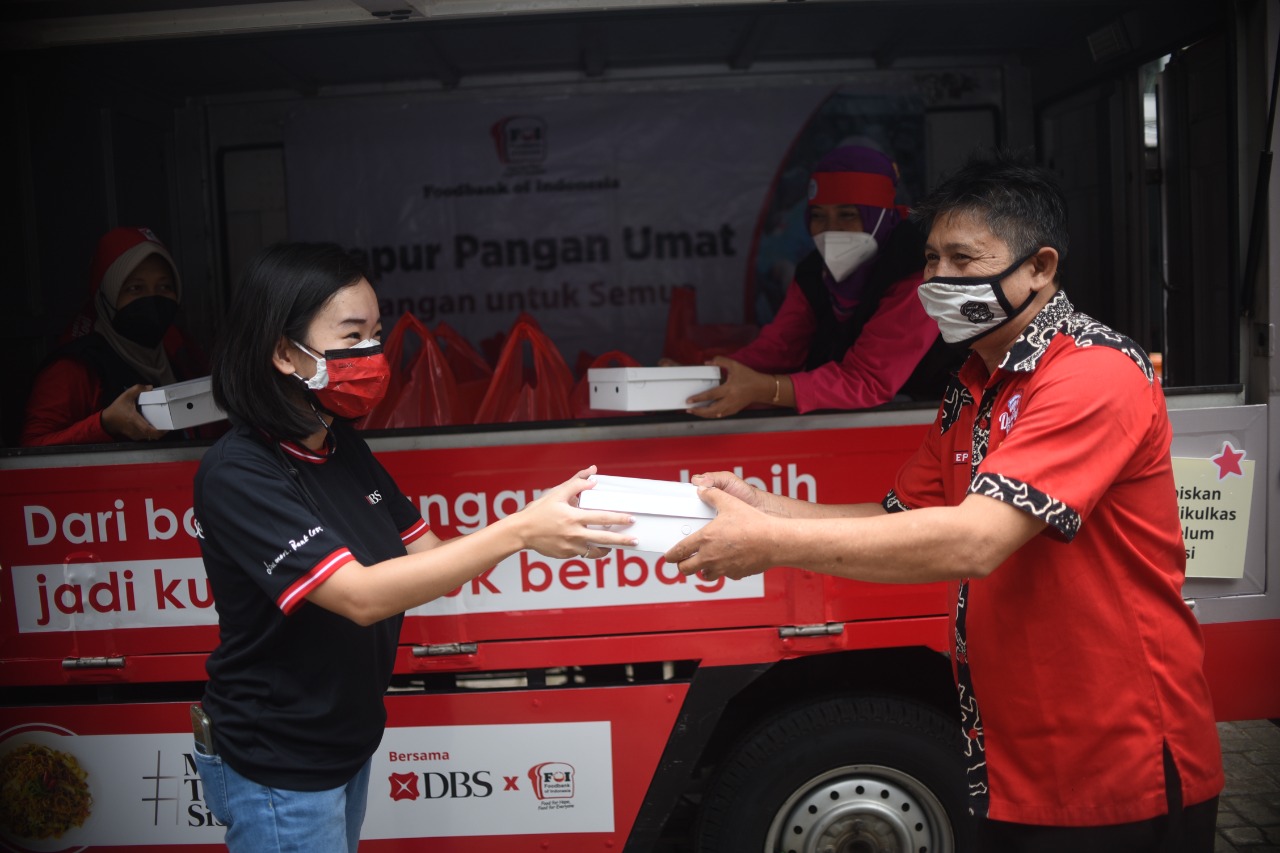 Lanjutkan Kampanye #MakanTanpaSisa, Bank DBS Indonesia Membagikan Makanan Berlebih pada Masyarakat T