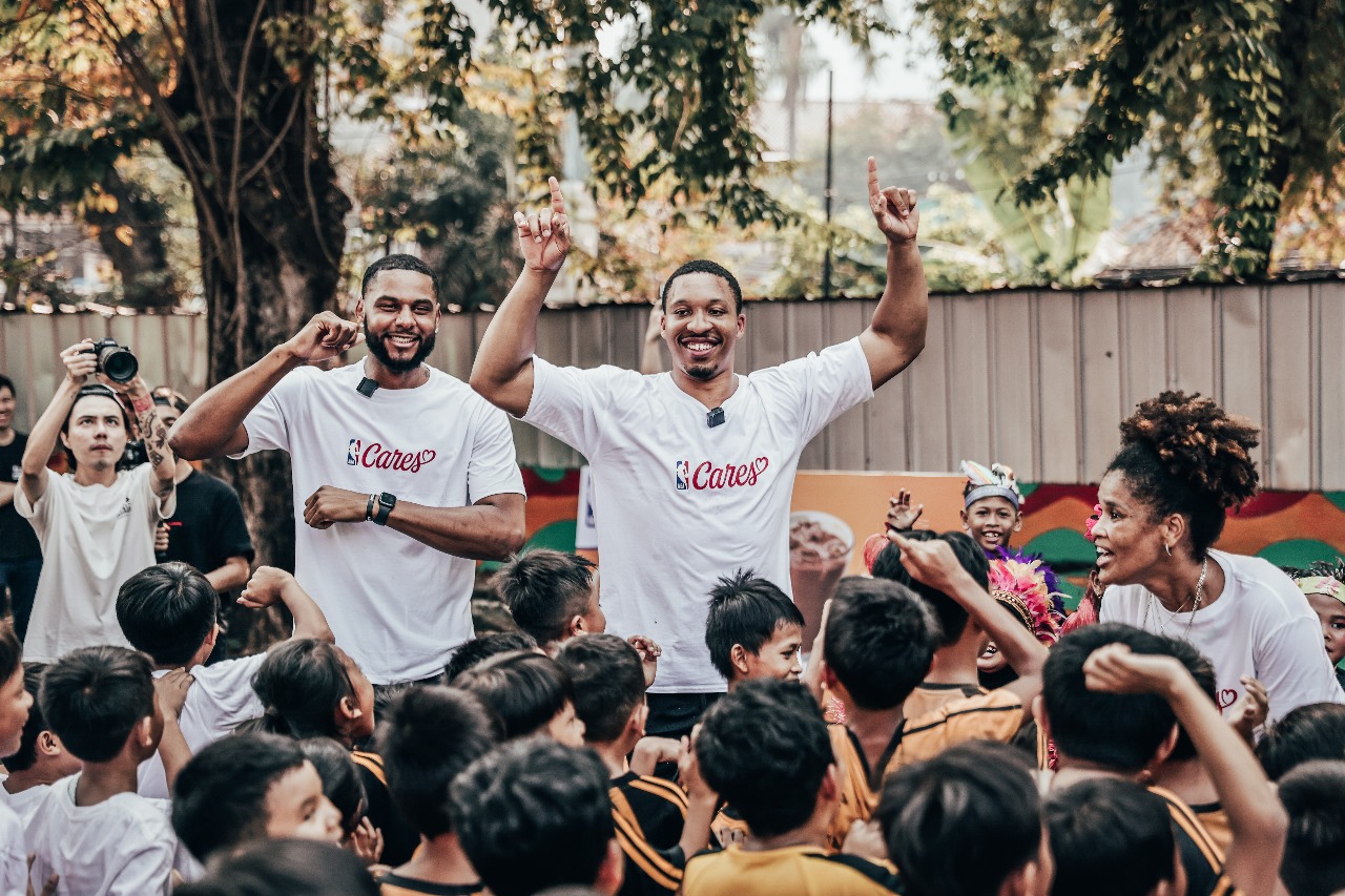 Jr. NBA Rayakan 10 Tahun di Indonesia Bersama Marques Bolden dan Grant Williams di Klinik NBA Cares